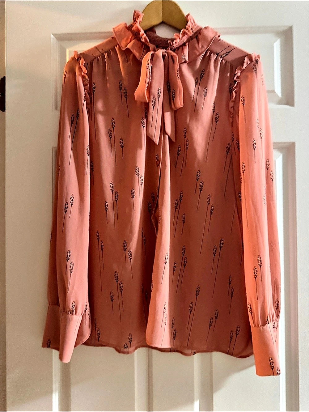 Ann Taylor Floral Tie Neck Blouse in Pink Size Medium Like New